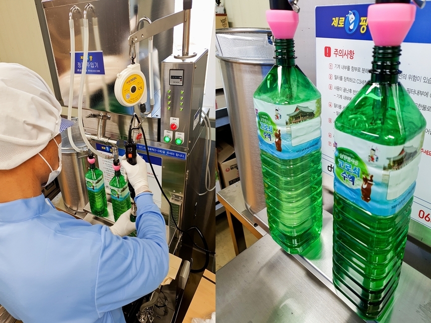 채취해온 고로쇠수액을 필터기를 통해 깨끗한 통에 담아지는 작업장의 모습