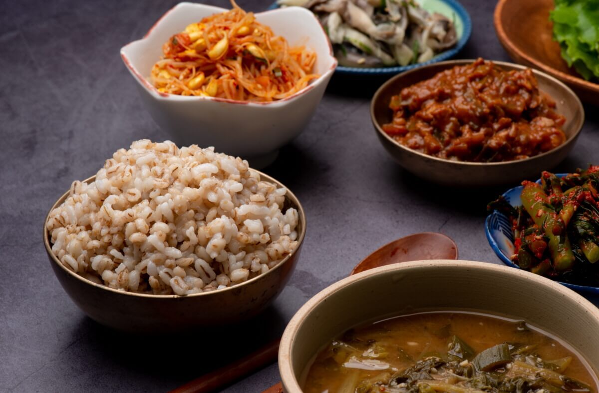 잘 지어진 늘보리밥과 다양한 반찬의 모습