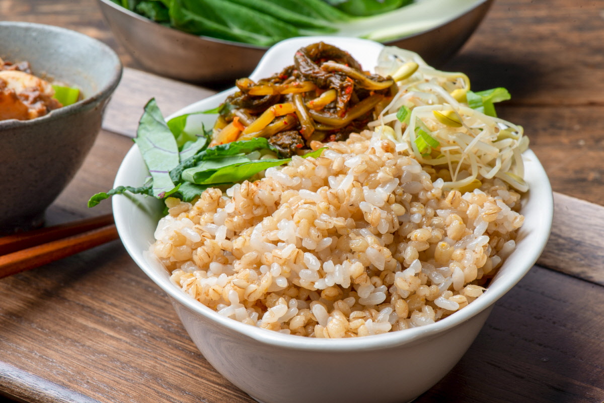찰보리밥과 비빔밥재료인 열무 콩나물 상추가 있다.