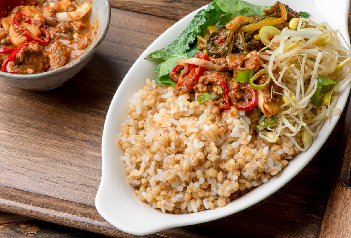 쟁반에 찰보리 비빔밥이 담겨있다