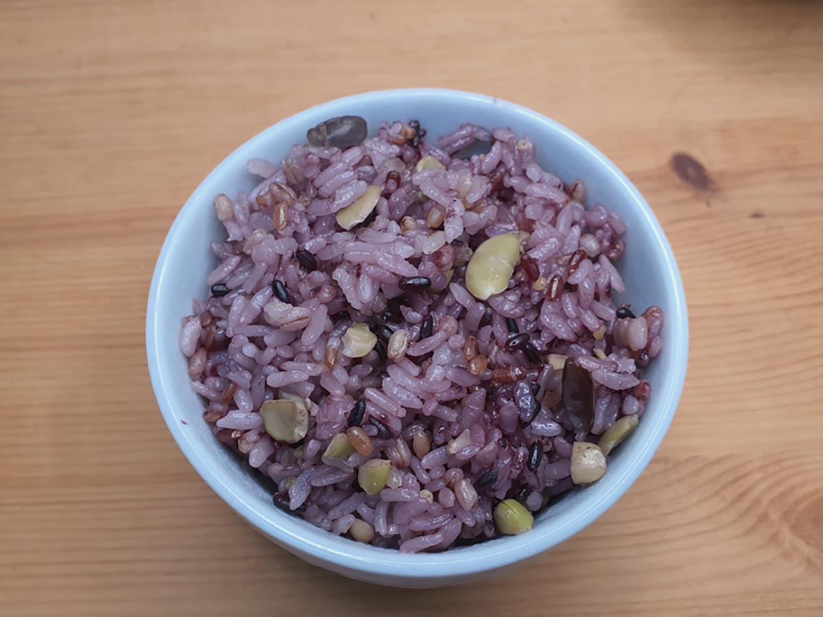 혼합곡 8가지로 밥한 잡곡밥 한공기가 그릇에 담아져있다.
