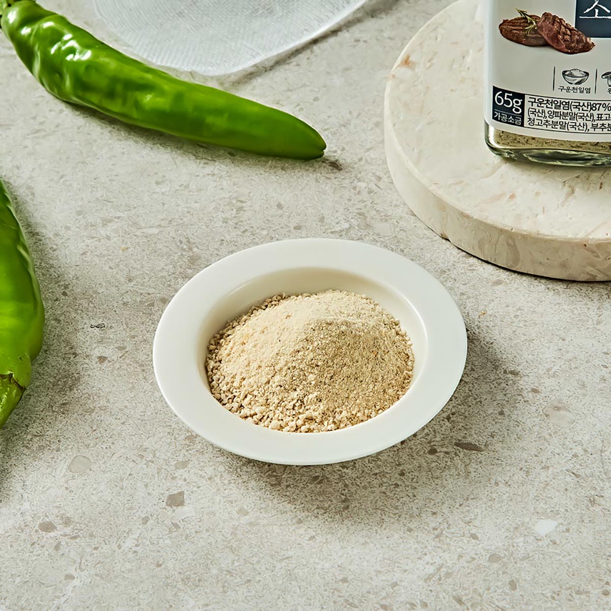 국산 천일염에 국산 야채를 넣은 요리소금의 모습