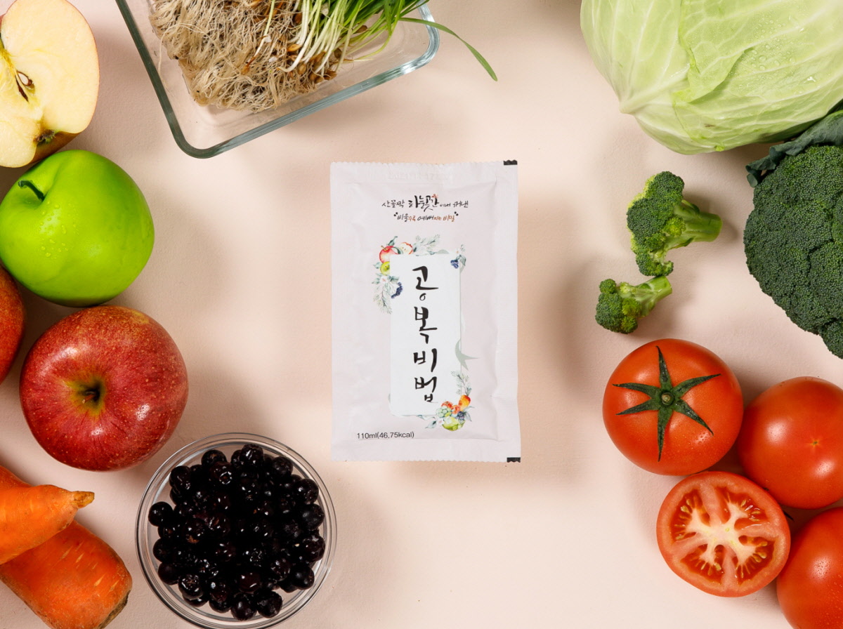 공복 비법 음료 제품과 신선한 사과, 당근, 토마토, 브로콜리, 블루베리, 그리고 새싹