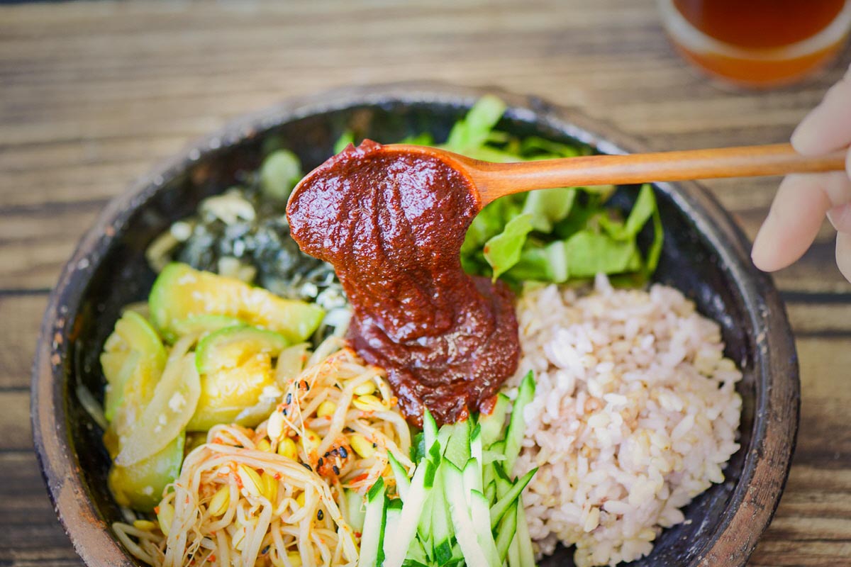 국산 태양초로 만든 부평 고추장으로 고추장 비빔밥을 만든 모습