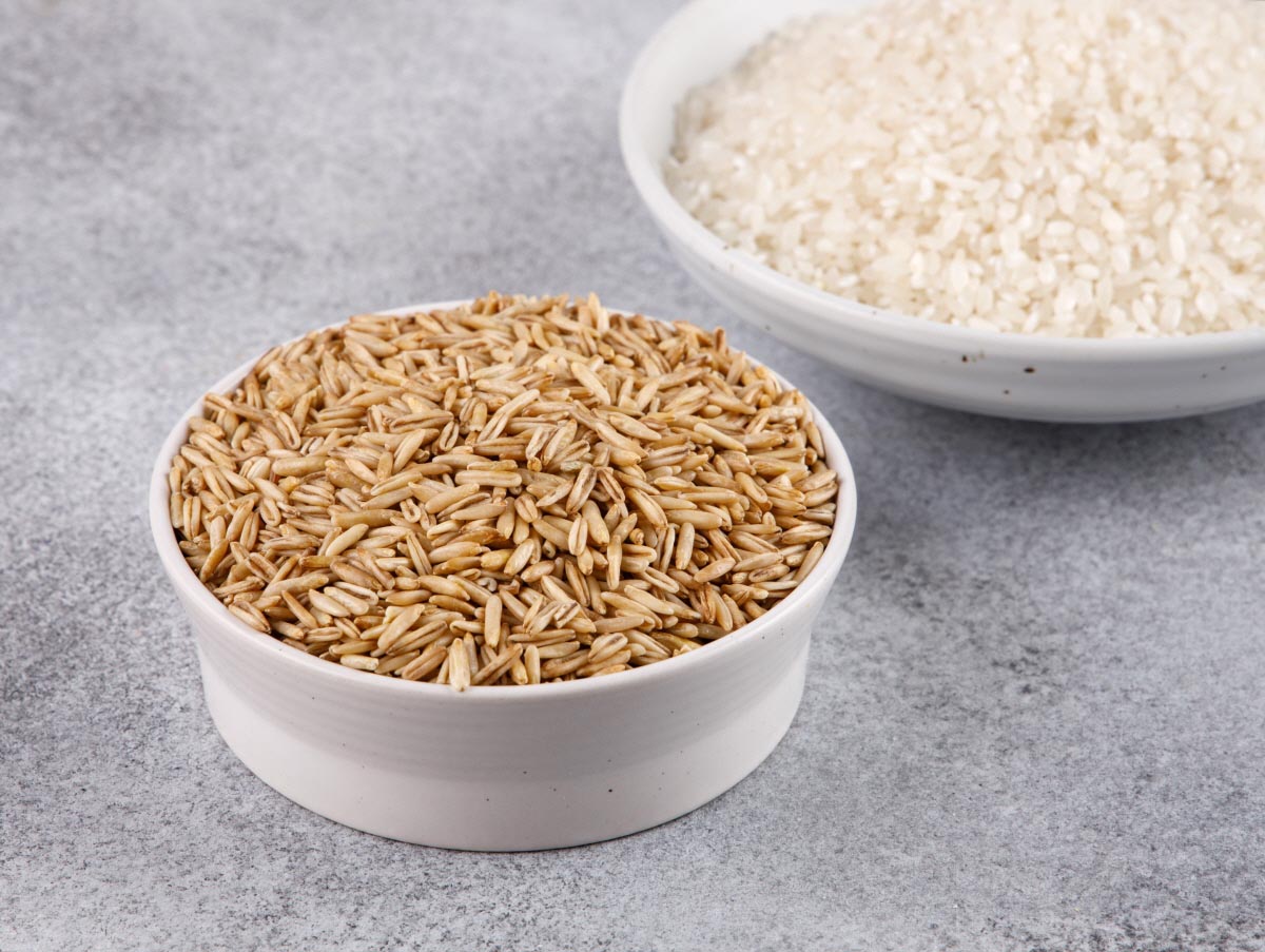 접시에 도정에 따른 귀리쌀이 담아져 있는 모습