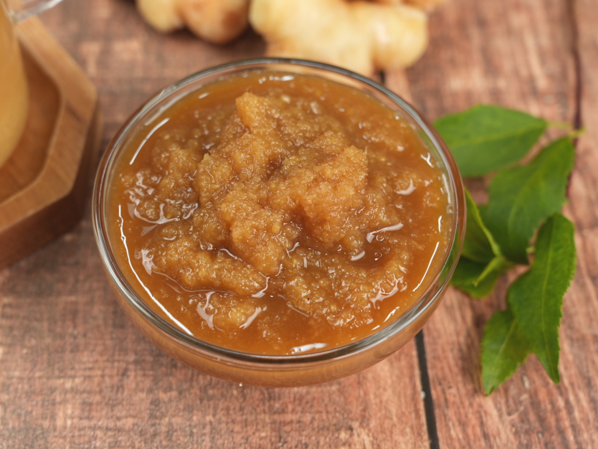 토종 생강을 곱게 갈아서 만든 생강청을 유리볼에 담고 숟가락으로 뜨고 있는 모습이다. 