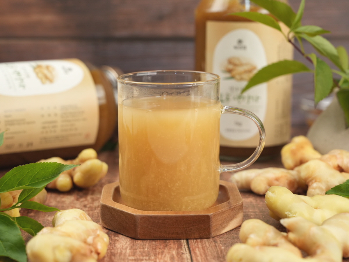 유기농 생강청과 완성된 생강차가 나무 쟁반 위에 함께 놓인 모습. 진저라떼나 국산차로 활용 가능한 구성 연출.